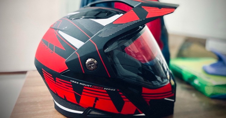 El soporte para casco de moto llaves y chaqueta que necesitas tener en casa si o si